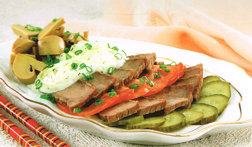 Салат с говядиной и сыром и помидорами